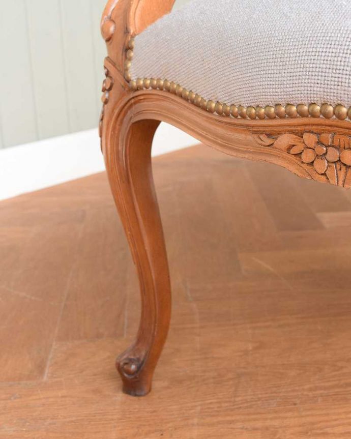1Pソファ(ラウンジチェア) アンティーク チェア お花の柄のプチポワンの刺繍が美しいアンティークのパーソナルチェア。フランスらしい彫が彩ります。(j-677-c)