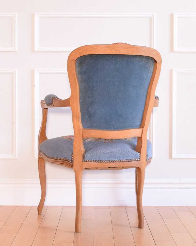 1Pソファ(ラウンジチェア) アンティーク チェア フランス生まれの刺繍が美しいアンティークの椅子、プチポワンアームチェア。後ろ姿からも感じられる気品アンティークチェアは、新品ではないので経年変化によるキズはありますが、専門の職人が修復したので安心してお使い下さい。(j-678-c)