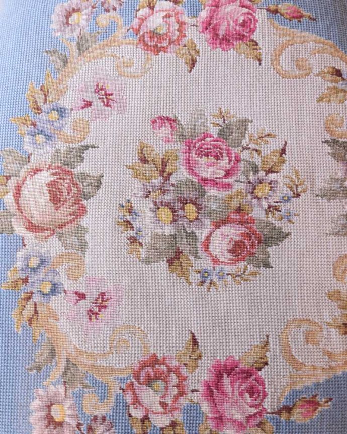 1Pソファ(ラウンジチェア) アンティーク チェア フランス生まれの刺繍が美しいアンティークの椅子、プチポワンアームチェア。女性らしいデザインコンディションがいいものを選んできました。(j-678-c)