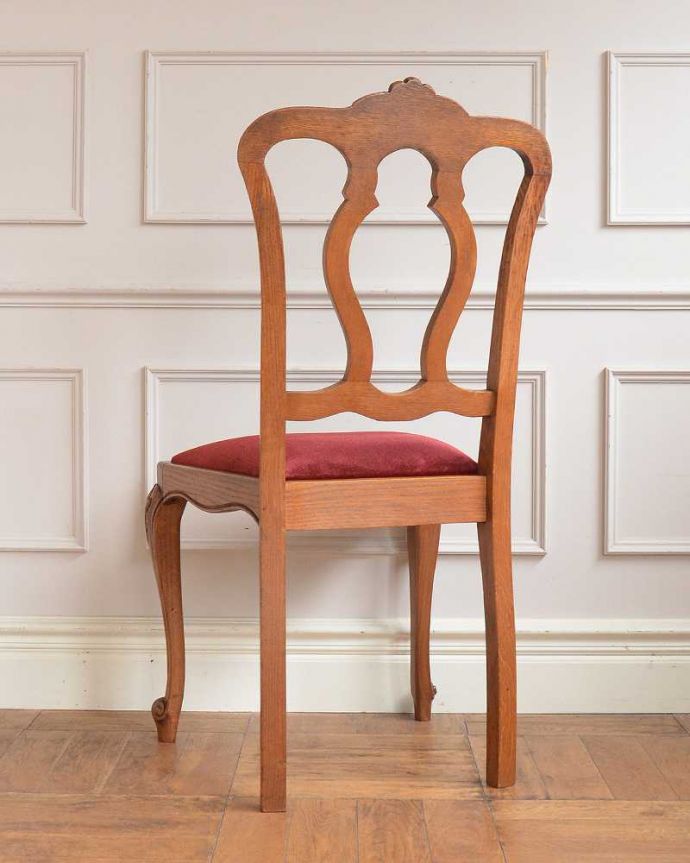 ダイニングチェア アンティーク チェア 美しい装飾と座り心地のいい張り座のエレガントなアンティークダイニングチェア。後ろ姿にも自信アリ!並べた時に後ろから見ることも多い椅子。(j-679-c)