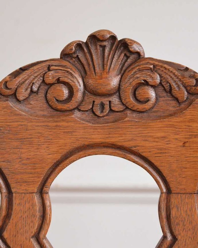 ダイニングチェア アンティーク チェア 美しい装飾と座り心地のいい張り座のエレガントなアンティークダイニングチェア。うっとりするほど細かい細工まだ機械の発達していない時代に、手作業で作られた細かい細工。(j-679-c)