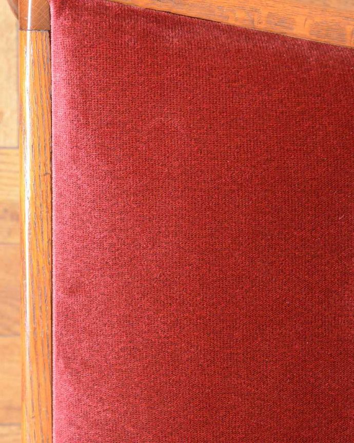 ダイニングチェア アンティーク チェア 美しい装飾と座り心地のいい張り座のエレガントなアンティークダイニングチェア。生地のセレクトにもこだわりました優雅なアンティークチェアの雰囲気をそのままに、一番似合う貼り座をじっくり選びました。(j-679-c)