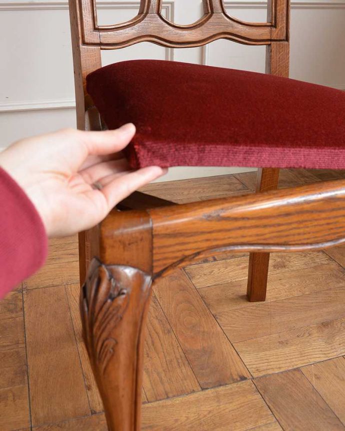 ダイニングチェア アンティーク チェア 美しい装飾と座り心地のいい張り座のエレガントなアンティークダイニングチェア。取り外しできる座面座面の取り外しが簡単に出来るようになっています。(j-679-c)