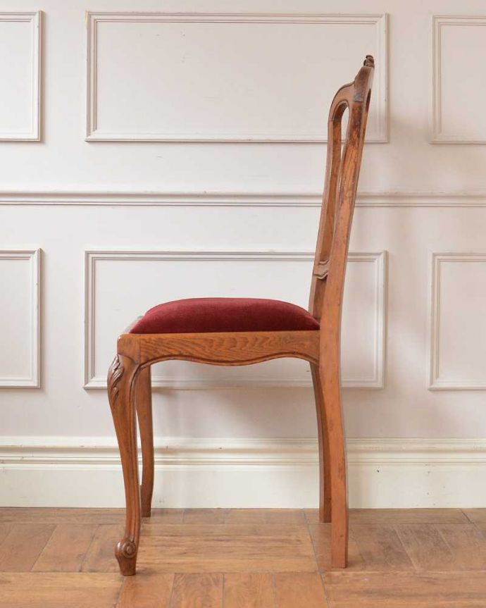 ダイニングチェア アンティーク チェア 美しい装飾と座り心地のいい張り座のエレガントなアンティークダイニングチェア。横から見ても優雅な立ち姿背もたれがカーブしているので楽です。(j-679-c)