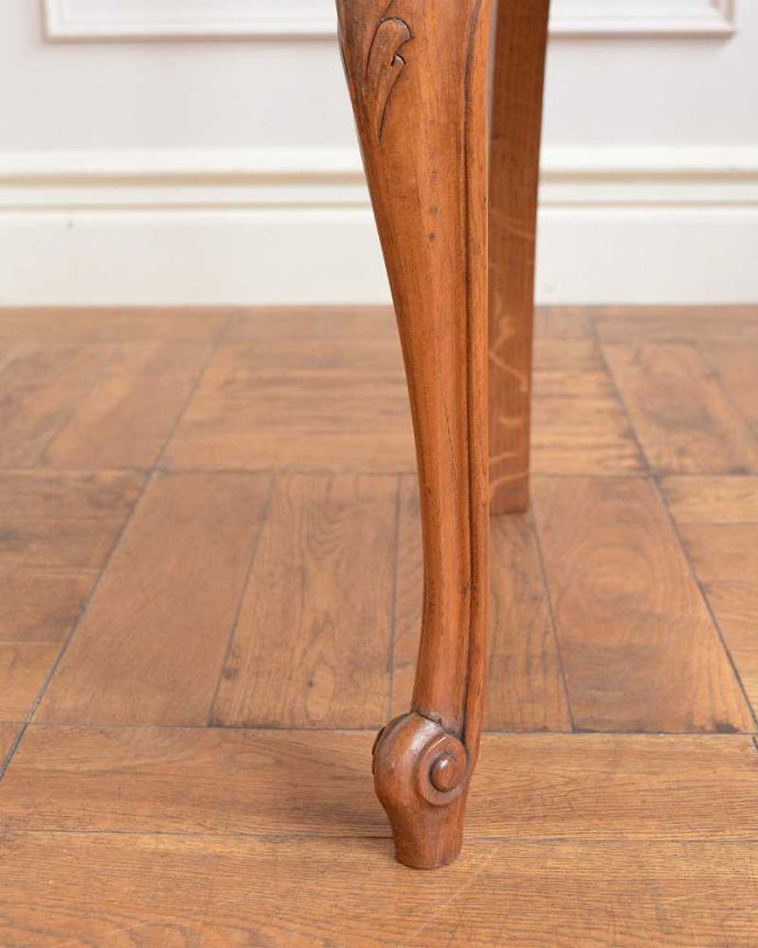 ダイニングチェア アンティーク チェア 美しい装飾と座り心地のいい張り座のエレガントなアンティークダイニングチェア。床を滑らせて移動出来ますHandleではアンティークチェアの脚の裏にフェルトキーパーをお付けしています。(j-679-c)