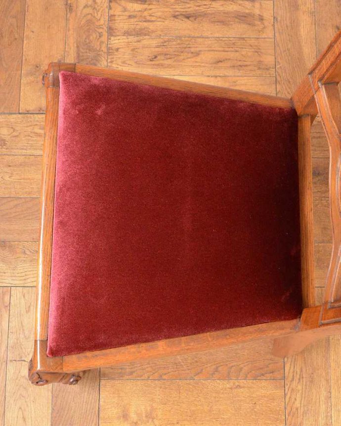 ダイニングチェア アンティーク チェア 美しい装飾と座り心地のいい張り座のエレガントなアンティークダイニングチェア。座面を上から見るとこんな感じ座面は布貼りなので、長時間座っても疲れません。(j-679-c)