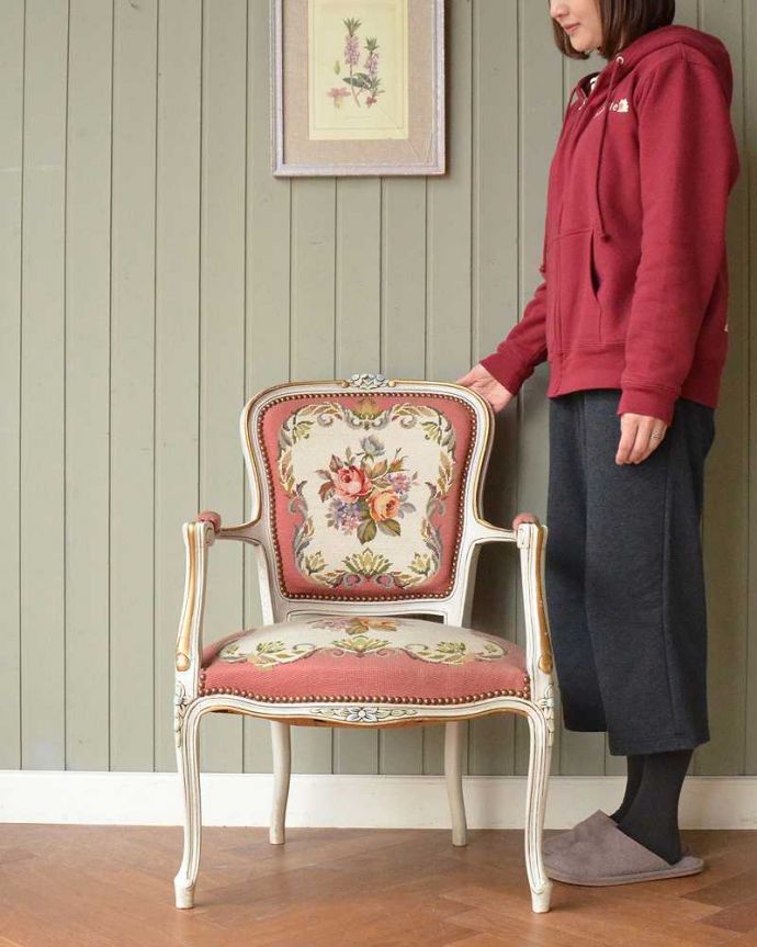 1Pソファ(ラウンジチェア)　アンティーク チェア　白のベースにピンクが映えるフランス生まれの美しいアンティーク、プチポワンチェア。女性らしさたっぷり。(j-682-c)