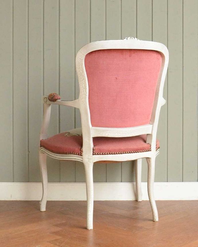 1Pソファ(ラウンジチェア)　アンティーク チェア　白のベースにピンクが映えるフランス生まれの美しいアンティーク、プチポワンチェア。後ろ姿からも感じられる気品アンティークチェアは、新品ではないので経年変化によるキズはありますが、専門の職人が修復したので安心してお使い下さい。(j-682-c)