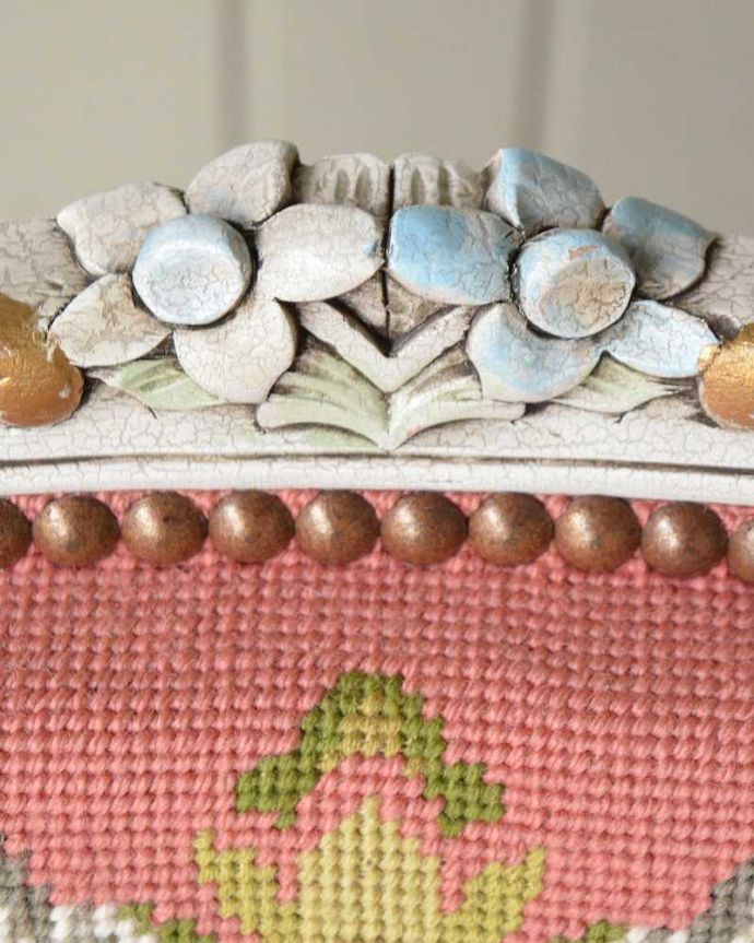 1Pソファ(ラウンジチェア)　アンティーク チェア　白のベースにピンクが映えるフランス生まれの美しいアンティーク、プチポワンチェア。刺繍だけじゃなく彫も美しい背もたれの上には美しい彫が。(j-682-c)