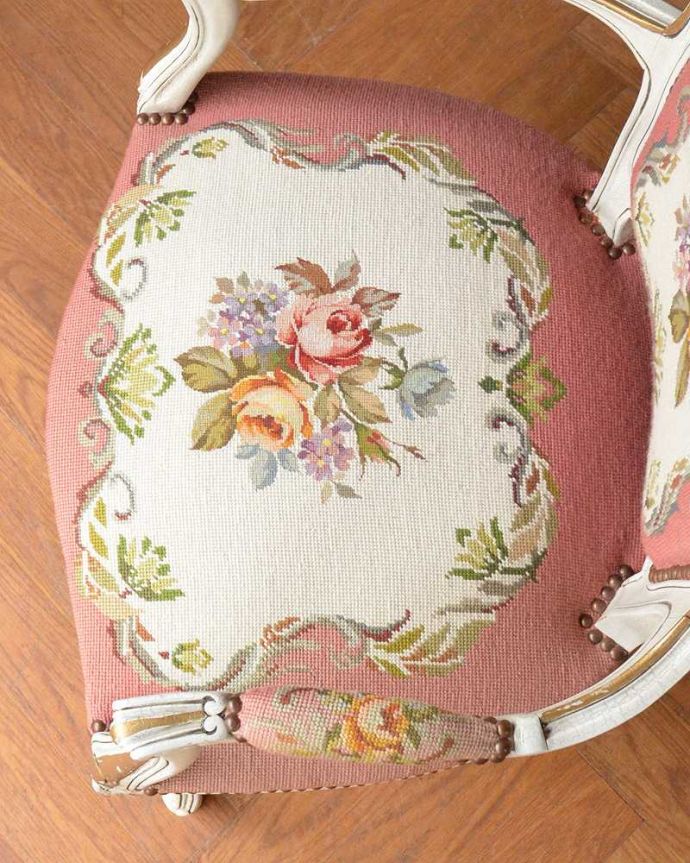 1Pソファ(ラウンジチェア)　アンティーク チェア　白のベースにピンクが映えるフランス生まれの美しいアンティーク、プチポワンチェア。絵画のような美しさ手刺繍とは思えないほど、細かく美しい絵はまるで絵画の様です。(j-682-c)