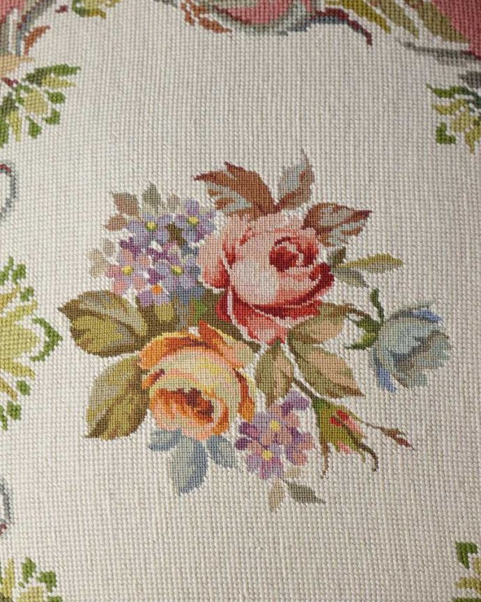 1Pソファ(ラウンジチェア)　アンティーク チェア　白のベースにピンクが映えるフランス生まれの美しいアンティーク、プチポワンチェア。女性らしいデザインコンディションがいいものを選んできました。(j-682-c)