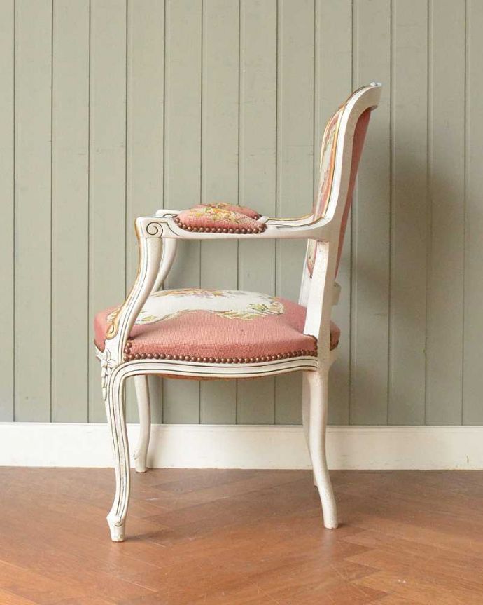 1Pソファ(ラウンジチェア)　アンティーク チェア　白のベースにピンクが映えるフランス生まれの美しいアンティーク、プチポワンチェア。気品の感じられる横顔横から見ても優雅さは同じく美しいです。(j-682-c)