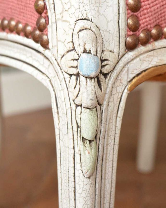 1Pソファ(ラウンジチェア)　アンティーク チェア　白のベースにピンクが映えるフランス生まれの美しいアンティーク、プチポワンチェア。フランスらしい彫が彩ります。(j-682-c)