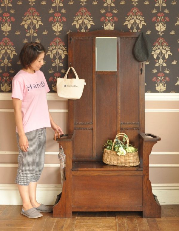 アンティークの玄関収納 アンティーク家具 風格あるアンティークの英国家具、鏡が付いたホールスタンド。英国紳士の身だしなみのための家具玄関を彩ってくれるホールスタンドは、もともと英国紳士が外出する際の必須アイテムだったステッキを置いておくための家具として造られた家具です。(j-682-f-1)