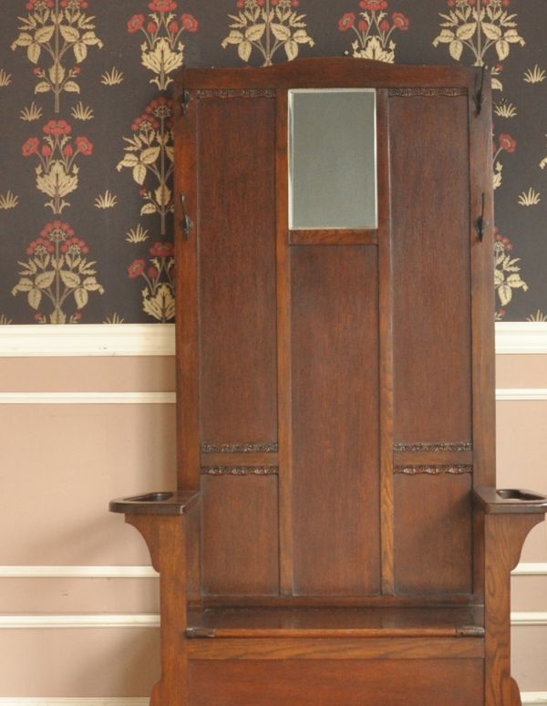 アンティークの玄関収納 アンティーク家具 風格あるアンティークの英国家具、鏡が付いたホールスタンド。玄関が絵になる「掛ける収納」フックがたくさん付いているから、帽子やコートなどを掛けて収納できます。(j-682-f-1)