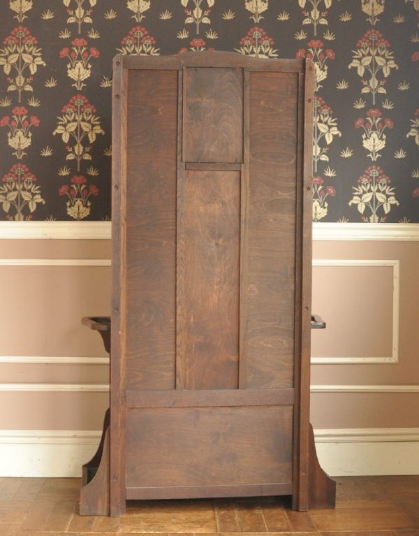 アンティークの玄関収納 アンティーク家具 風格あるアンティークの英国家具、鏡が付いたホールスタンド。修復したので後姿もキレイですアンティークは新品ではないので、もちろん経年変化によるキズはありますが、専門の職人がキレイに修復したので、後ろ姿もキレイです。(j-682-f-1)