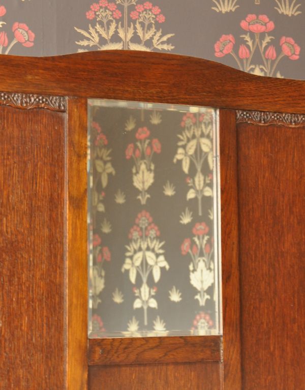 アンティークの玄関収納 アンティーク家具 風格あるアンティークの英国家具、鏡が付いたホールスタンド。お出かけ前にミラーでチェックキレイなミラーのものを選んできましたが、ご希望の方には、新しいミラーに取り替えてお届けするオーダーサービスがあります。(j-682-f-1)