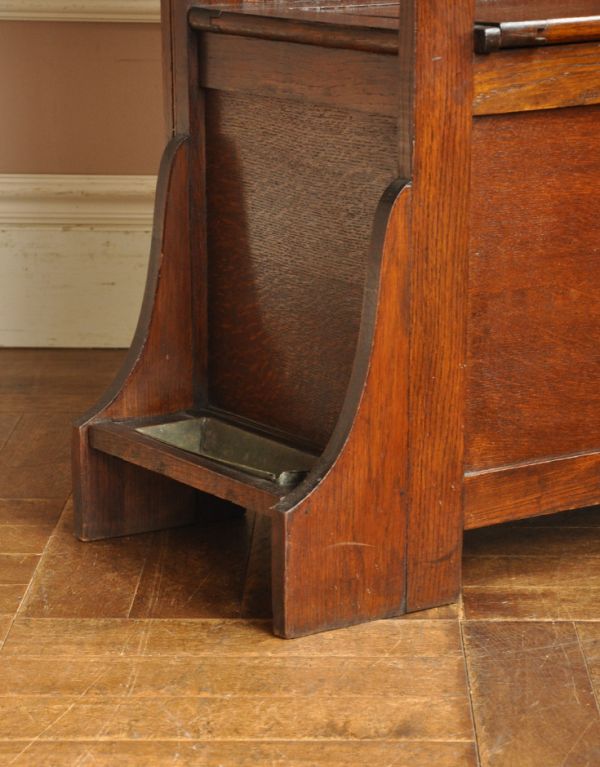 アンティークの玄関収納 アンティーク家具 風格あるアンティークの英国家具、鏡が付いたホールスタンド。傘立てにピッタリの場所もともと英国紳士の身だしなみアイテム、ステッキを収納していた場所は、傘立てとして使うのにちょうどいいんです。(j-682-f-1)