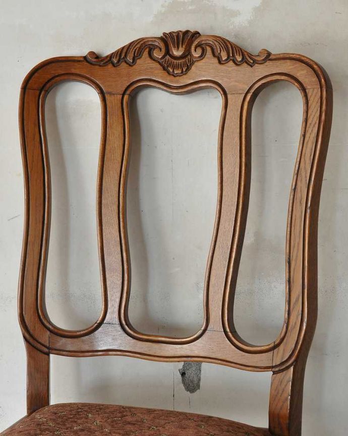 フランスの椅子らしい優雅な装飾