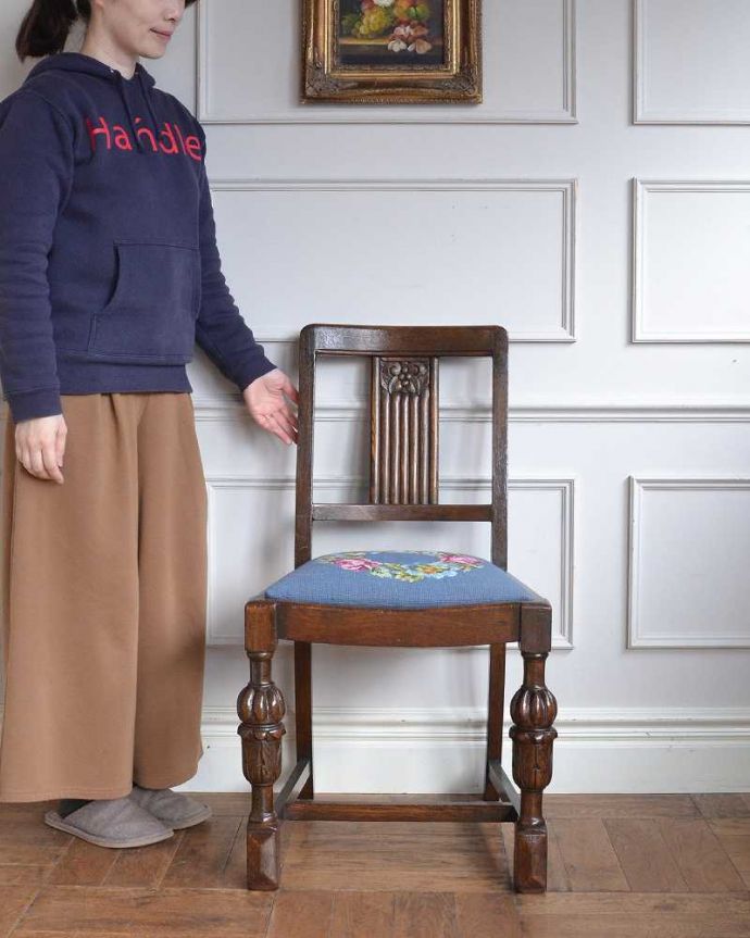 ダイニングチェア アンティーク チェア プチポワン座面のアンティークのダイニングチェア。英国の伝統が受け継がれるバルボスレッグの椅子流行を追わない美しいバルボスレッグが英国らしい重厚な雰囲気を作り上げてくれるオーク材のダイニングチェア。(j-685-c)