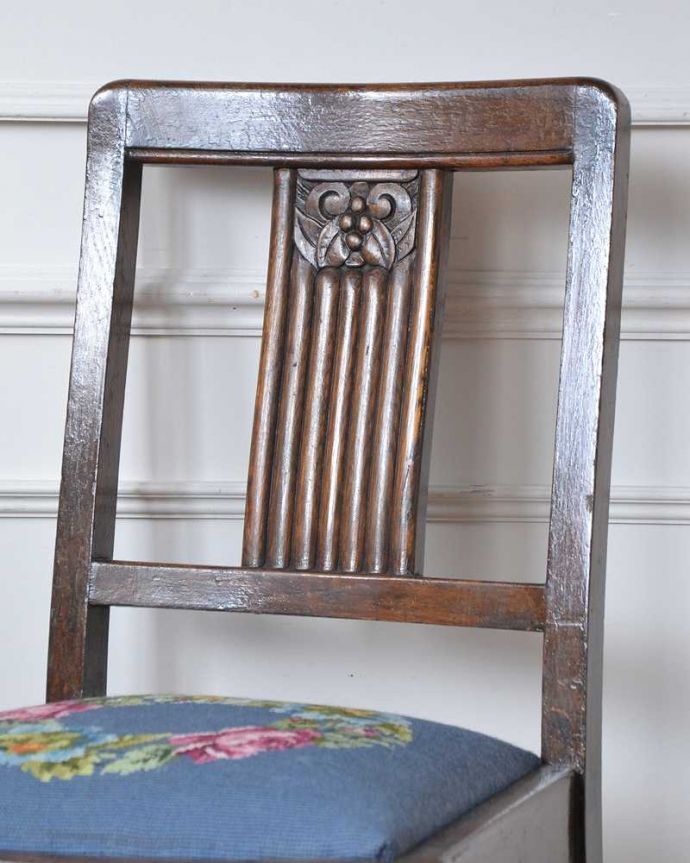 ダイニングチェア アンティーク チェア プチポワン座面のアンティークのダイニングチェア。背もたれには上品な彫脚のデザインとは対照的に背もたれに彫られた女性らしいデザイン。(j-685-c)