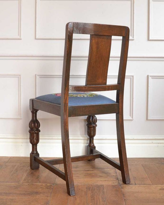 ダイニングチェア アンティーク チェア プチポワン座面のアンティークのダイニングチェア。後ろ姿にも自信アリ!並べた時に後ろから見ることも多い椅子。(j-685-c)