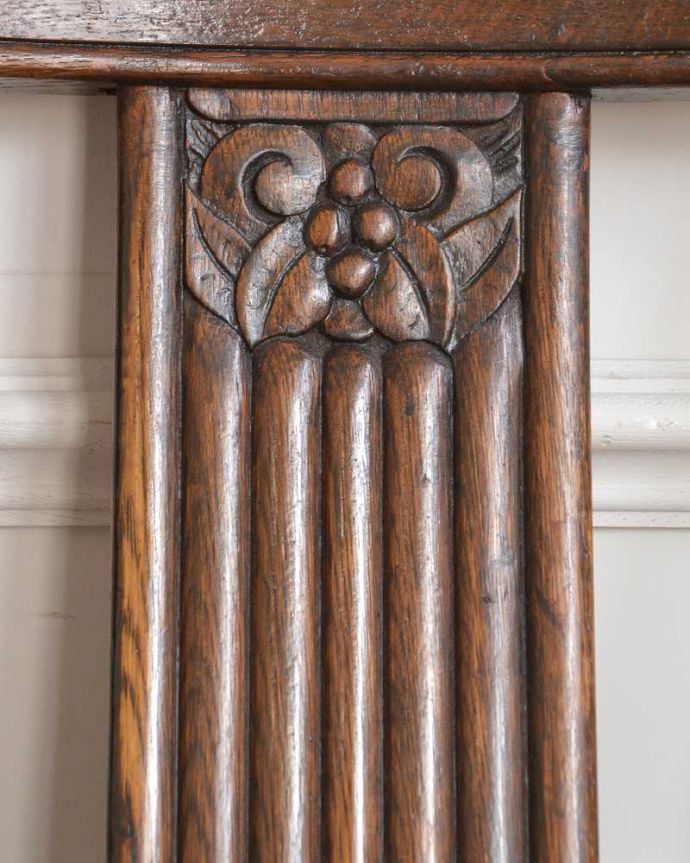 ダイニングチェア アンティーク チェア プチポワン座面のアンティークのダイニングチェア。うっとりするほど細かい細工まだ機械の発達していない時代に、手作業で作られた細かい細工。(j-685-c)