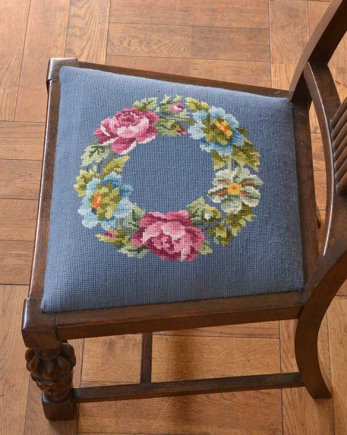 ダイニングチェア アンティーク チェア プチポワン座面のアンティークのダイニングチェア。座面を上から見るとこんな感じ手刺繍とは思えないほど、細かく美しい絵はまるで絵画の様です。(j-685-c)