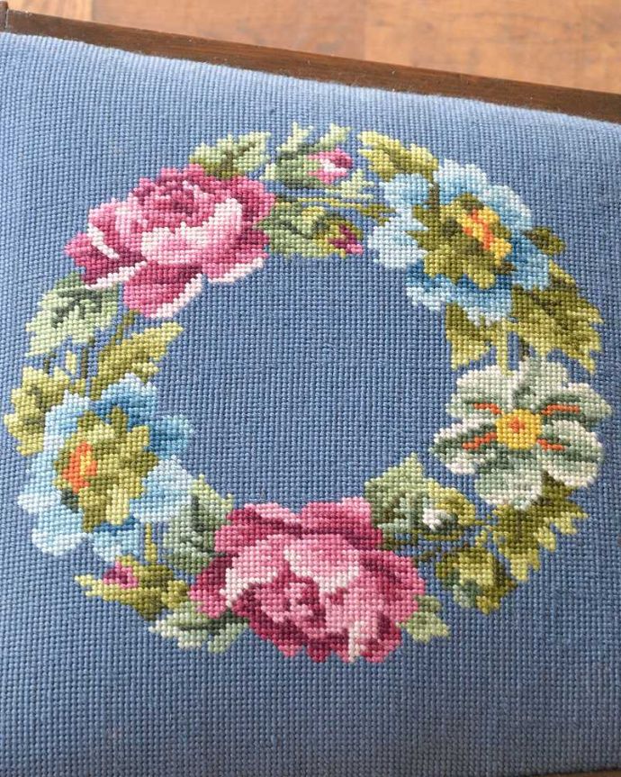 ダイニングチェア アンティーク チェア プチポワン座面のアンティークのダイニングチェア。女性らしいデザインコンディションがいいものを選んできました。(j-685-c)