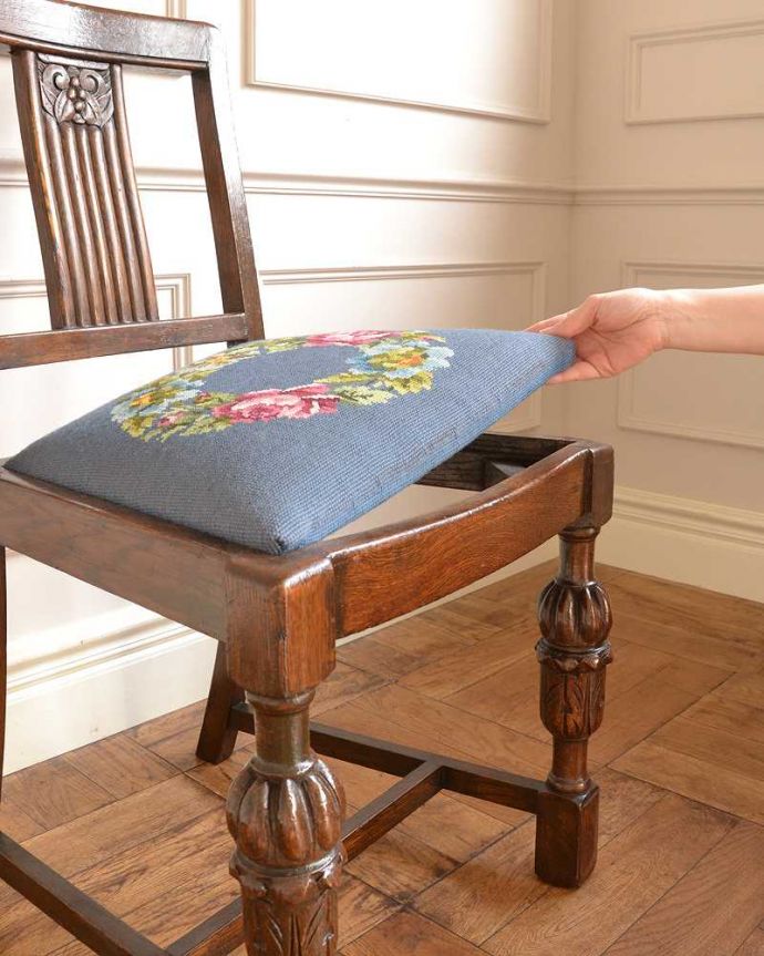 ダイニングチェア アンティーク チェア プチポワン座面のアンティークのダイニングチェア。取り外しできる座面座面の取り外しが簡単に出来るようになっています。(j-685-c)