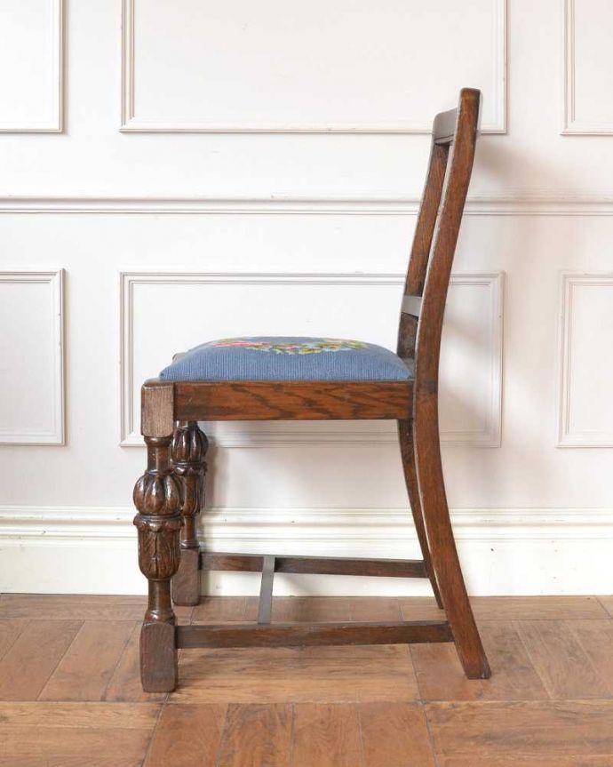 ダイニングチェア アンティーク チェア プチポワン座面のアンティークのダイニングチェア。横から見ても優雅な立ち姿背もたれがカーブしているので楽です。(j-685-c)