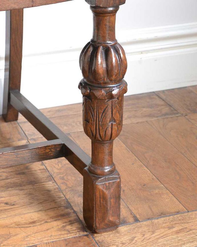 ダイニングチェア アンティーク チェア プチポワン座面のアンティークのダイニングチェア。床を滑らせて移動出来ますHandleではアンティークチェアの脚の裏にフェルトキーパーをお付けしています。(j-685-c)