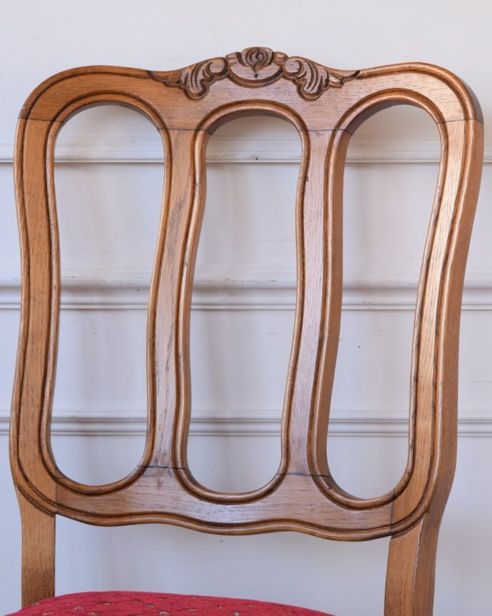 フランスの椅子らしい優雅な装飾