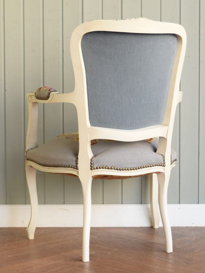 アンティークチェア・椅子　プチポワンアームチェア　後ろ姿からも感じられる気品アンティークチェアは、新品ではないので経年変化によるキズはありますが、専門の職人が修復したので安心してお使い下さい。(j-687-c)