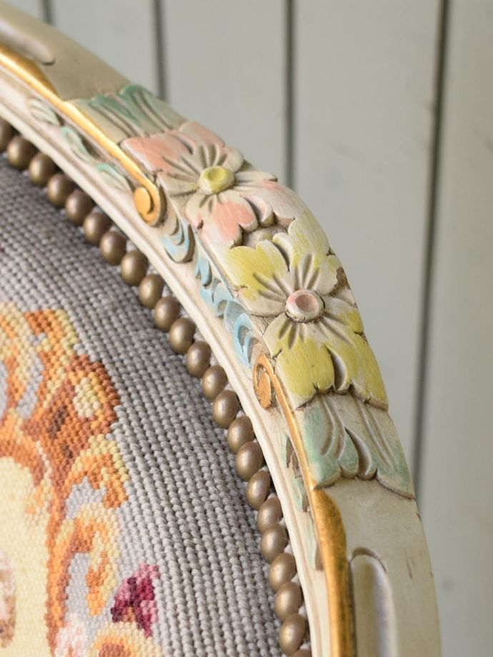 アンティークチェア・椅子　プチポワンアームチェア　刺繍だけじゃなく彫も美しい背もたれの上には美しい彫が。(j-687-c)