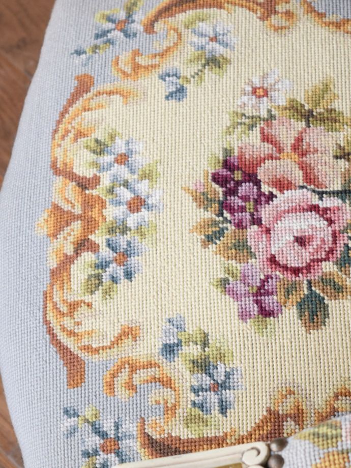 アンティークチェア・椅子　プチポワンアームチェア　女性らしいデザインコンディションがいいものを選んできました。(j-687-c)