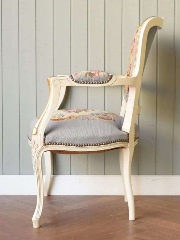 アンティークチェア・椅子　プチポワンアームチェア　気品の感じられる横顔横から見ても優雅さは同じく美しいです。(j-687-c)