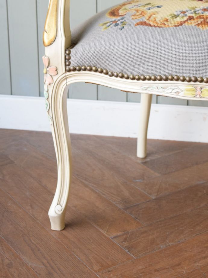 アンティークチェア・椅子　プチポワンアームチェア　移動もラクラクの理由は…Handleのアンティークチェアの脚の裏には、フェルトキーパーをお付けしていますので、持ち上げず床を滑らせてお使い頂けます。(j-687-c)