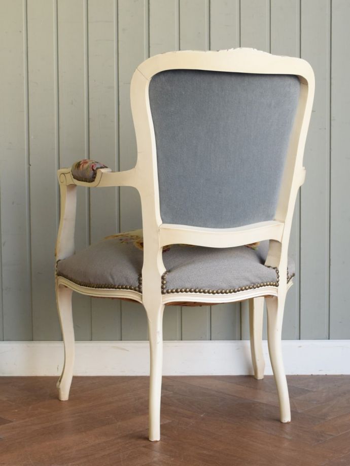 パーソナルチェア　アンティークチェア・椅子　プチポワンアームチェア　後ろ姿からも感じられる気品アンティークチェアは、新品ではないので経年変化によるキズはありますが、専門の職人が修復したので安心してお使い下さい。(j-688-c)