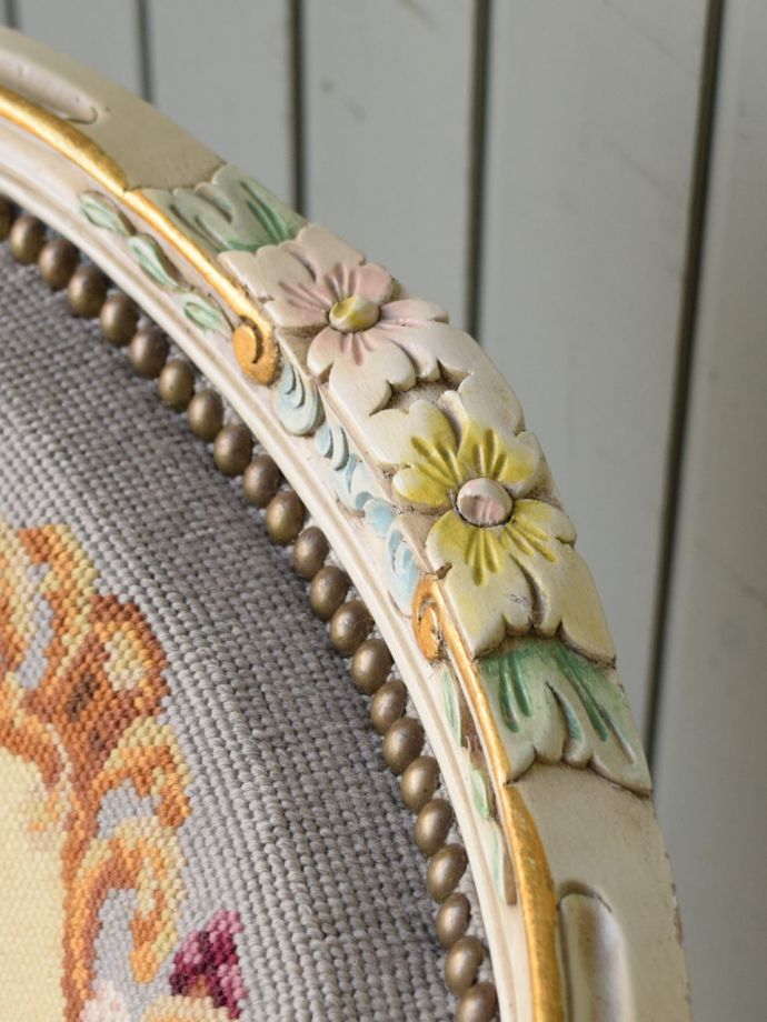 パーソナルチェア　アンティークチェア・椅子　プチポワンアームチェア　刺繍だけじゃなく彫も美しい背もたれの上には美しい彫が。(j-688-c)