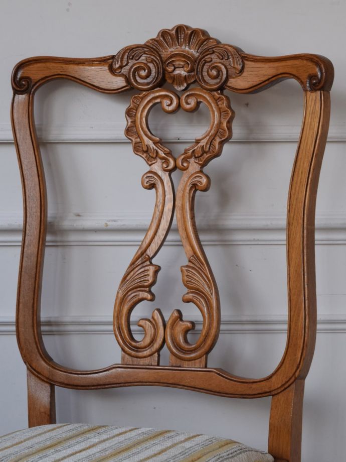 フランスの椅子らしい優雅な装飾