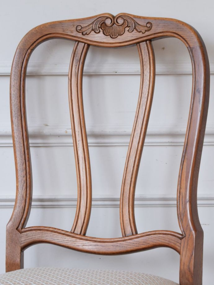 フランスの椅子らしい優雅な装飾