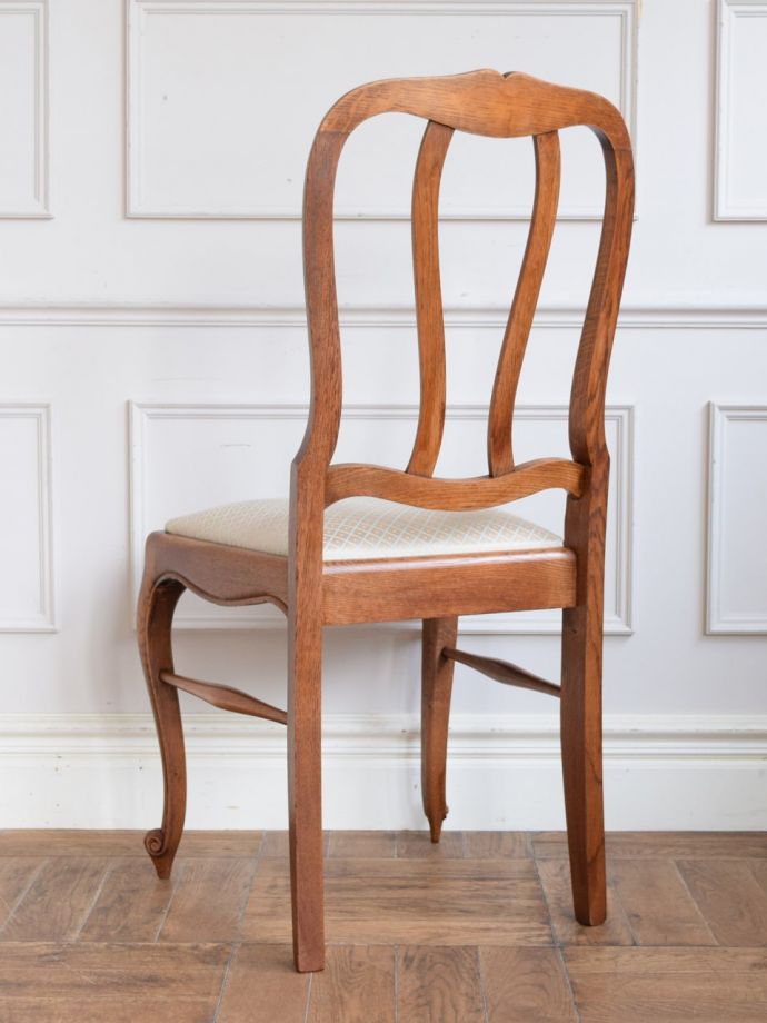 アンティークダイニングチェアの後ろ姿