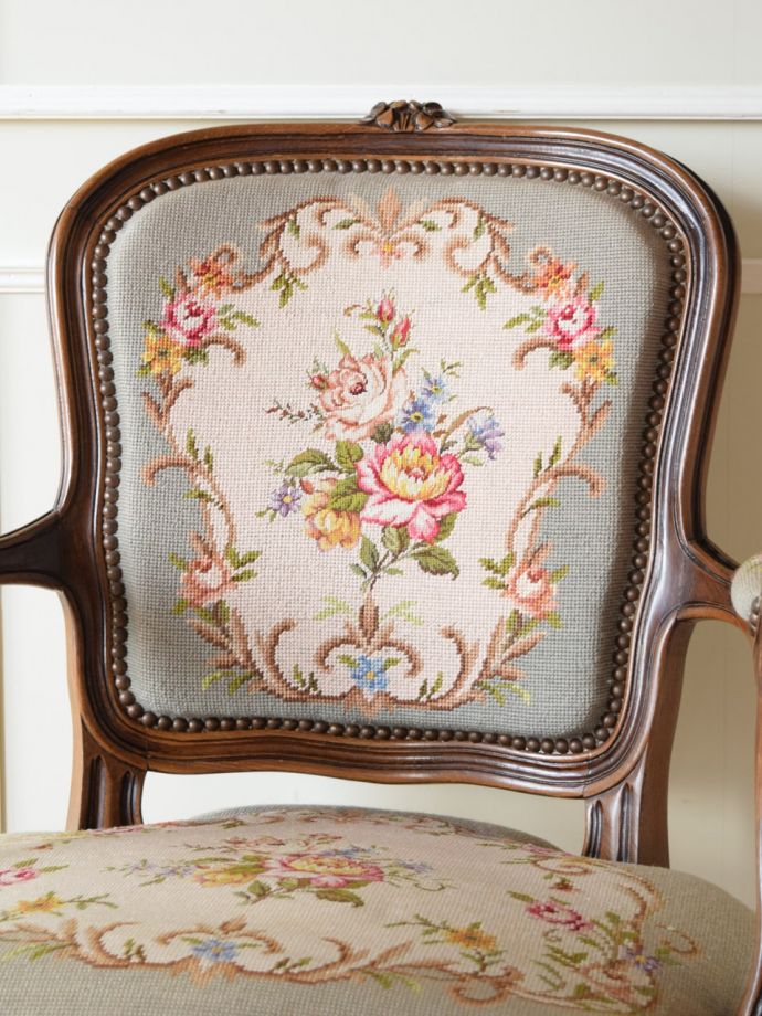 フランスの椅子らしい優雅な装飾