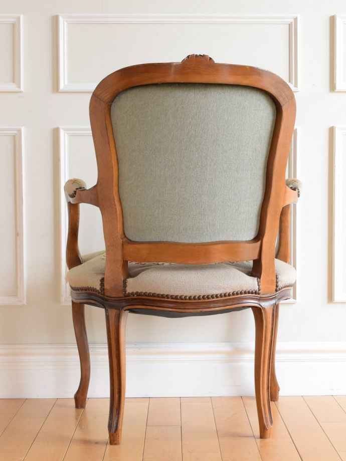 アンティークのパーソナルチェアの後ろ姿