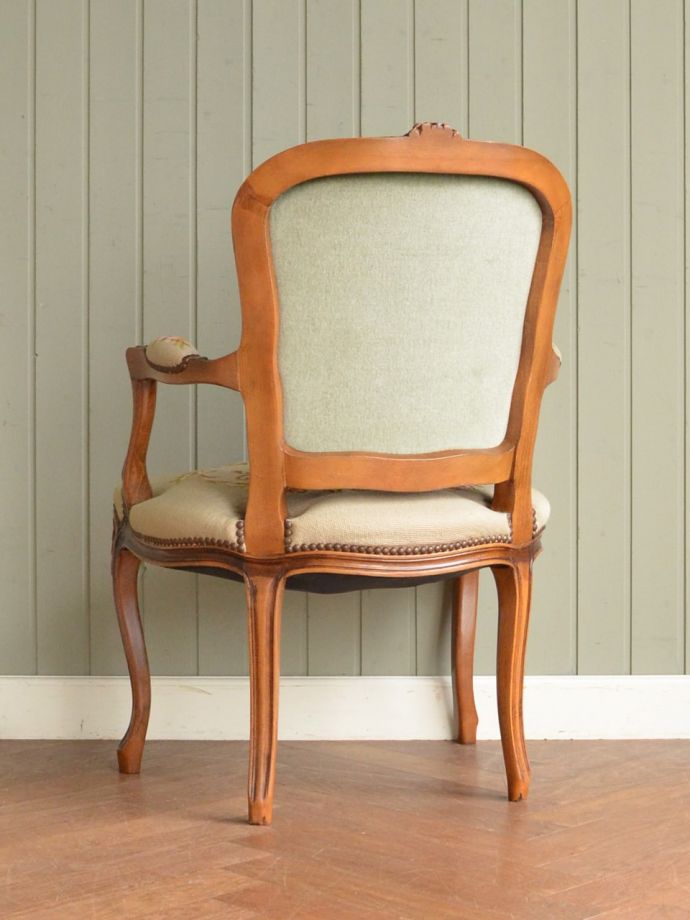 アンティークのパーソナルチェアの後ろ姿