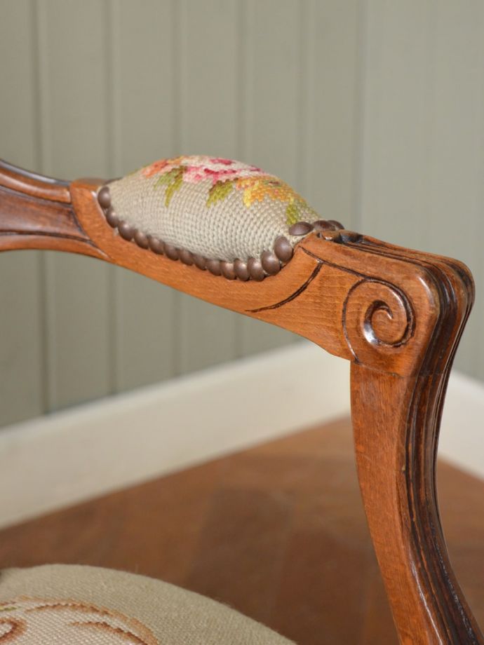 アンティークの椅子のアーム