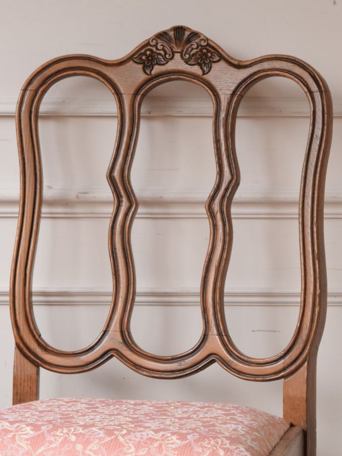 フランスの椅子らしい優雅な装飾