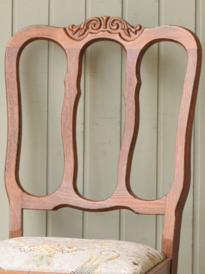 フランスの椅子らしい優雅な装飾