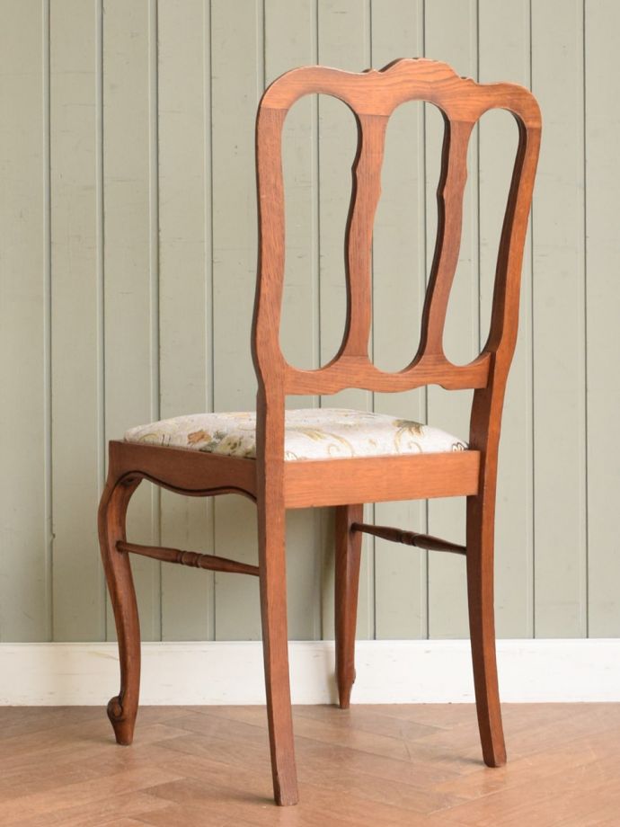アンティークダイニングチェアの後ろ姿